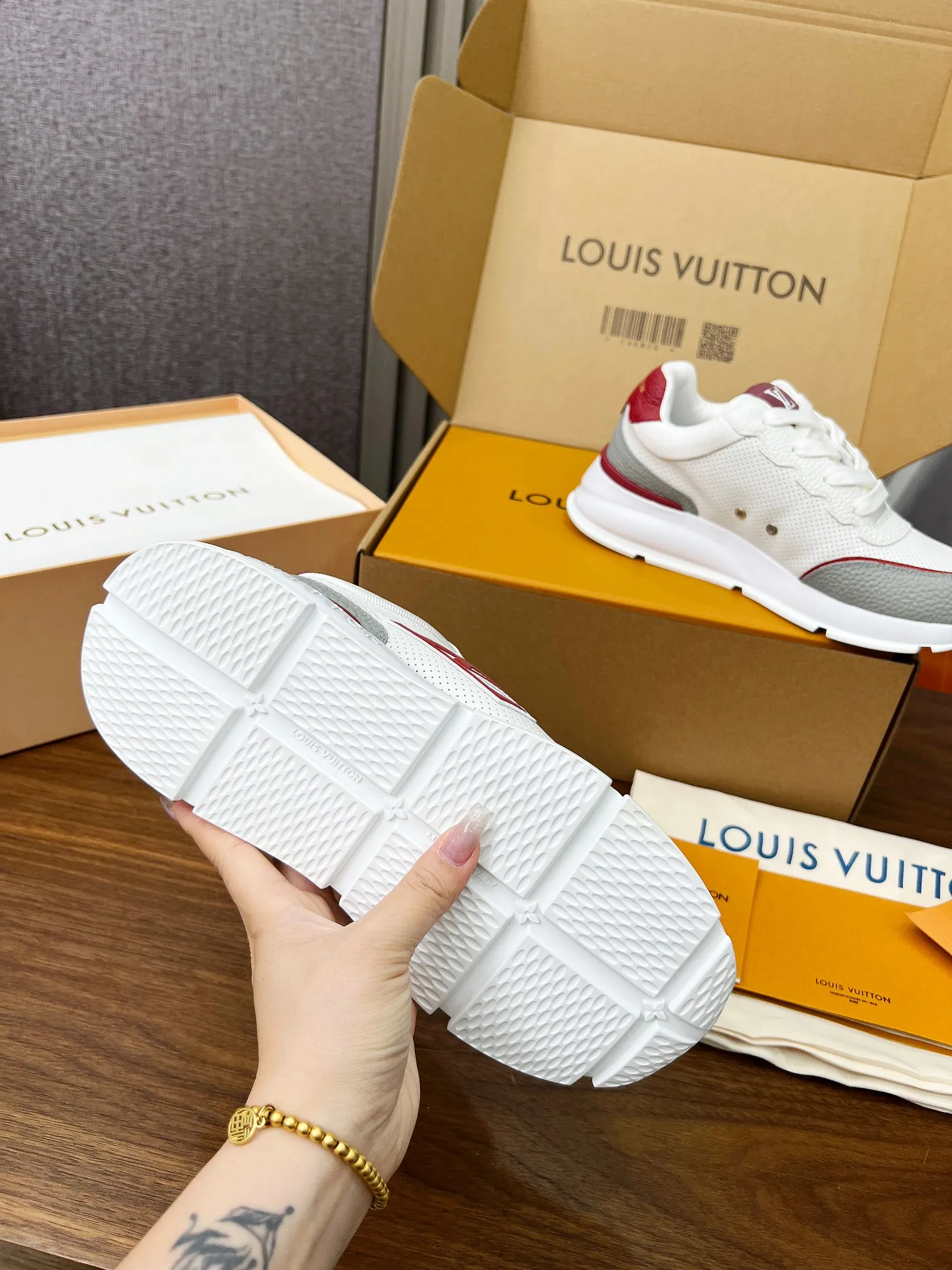 👟👟Ex-factory price 680👟👟 Men's size +10 LV Louis Vuitton L Jialu brand thick-soled casual couple sneakers🔥🔥🔥 Made of smooth cow leather and elegant design, can be easily integrated into various styles. The eye-catching LV letters are marked on the side of the shoe, and the lightweight rubber outsole is embellished with the Vuitton logo ▪️ Sole thickness: 4CM. The counter specializes in the latest casual shoes and new hard goods 🆕 ❥Purchase level! Full of high-end feel! A popular model among bloggers at home and abroad, it’s retro and fashionable and looks amazing on your feet! Wear a lot of happiness! The official website’s main recommendation★ ▪️Upper: Original custom-made imported calfskin fabric ▪️Inner lining: breathable gauze imported from Italy ▪️Outsole: rubber foam ➕tpu high-end outsole ▪️Shoe size: women’s 35-41, (women’s 41 is custom-made). Men's clothing 39-46 (45-46 customized).